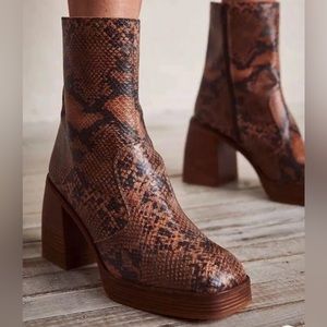 Free People Ruby Shine Platform Boots. Size 40. Brown Snake.